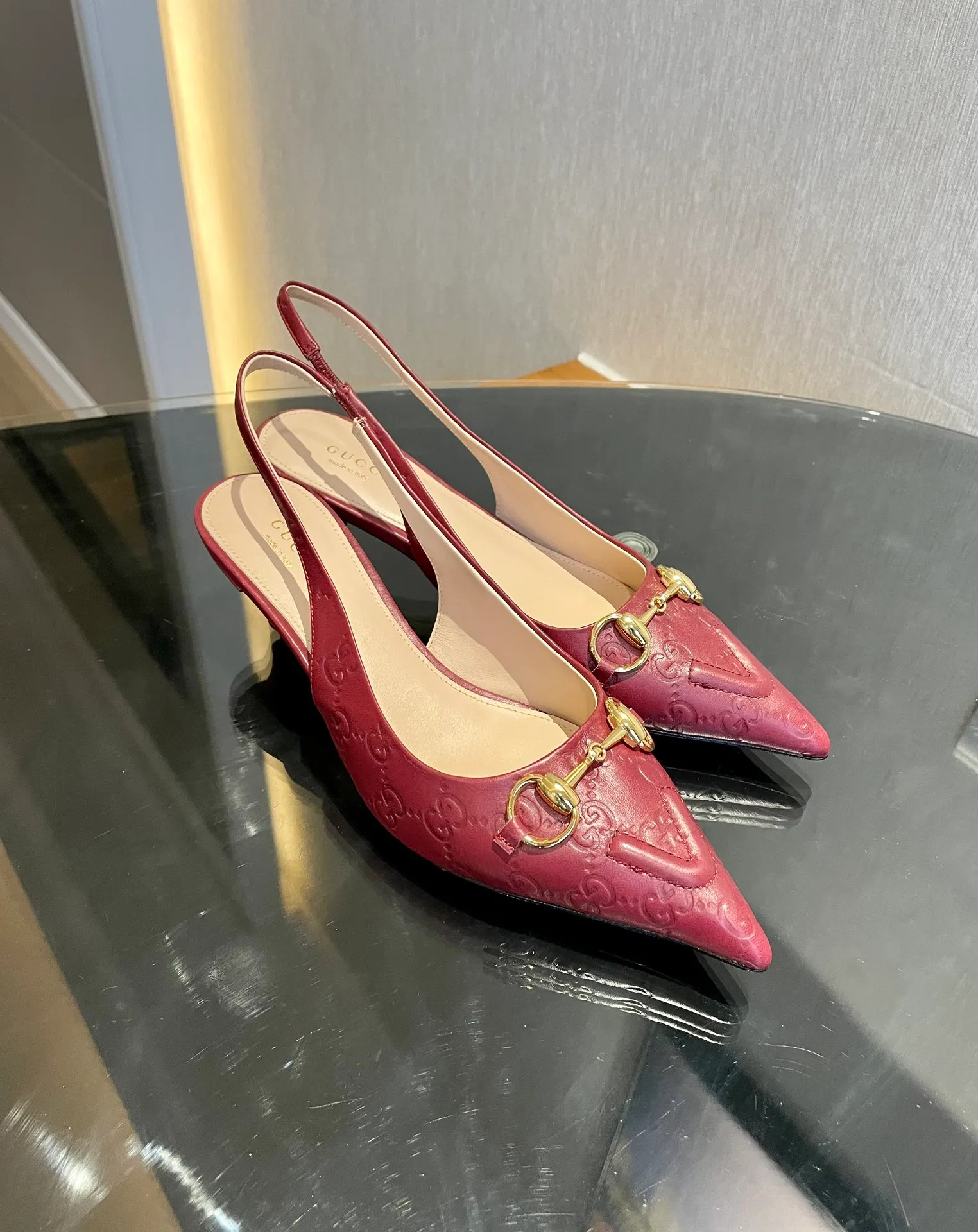 👟👟Ex-factory price 580👟👟 2024 G family’s new GUcc𝐢 horsebit pump sandals with pointed toes, elastic straps and kitten heels complement each other to create a comfortable and fitting design, and the back-lace pumps are the essence of design. Hot-drilling process Upper: Imported high-grade G G canvas Lining/foot pads: Full-grain high-grade lambskin Sole: Italian top-grade genuine leather sole Heel height: 10.5cm Fitting size: 35-42 (40/41/42 custom-made, non-refundable)
